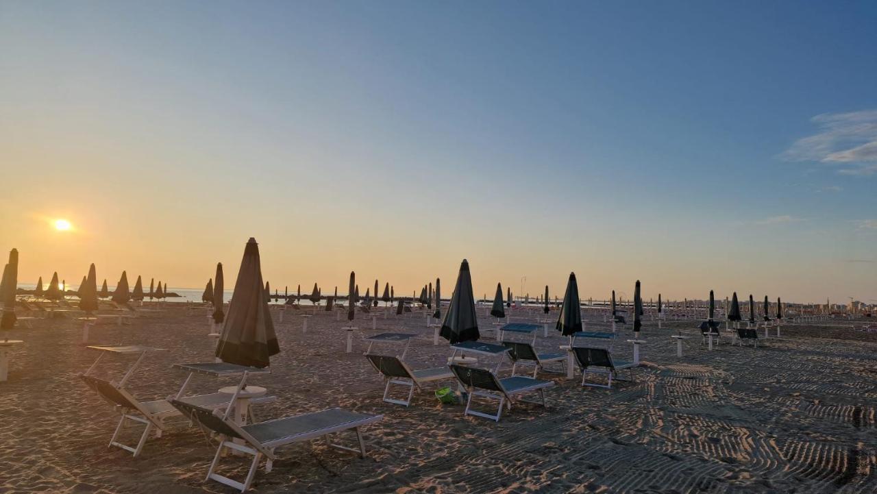 Hotel Clara Rimini 30M From The Beach Extérieur photo